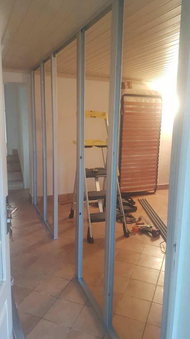 Préparation, et montage de cloison de separation avec porte coulisante pour chambre